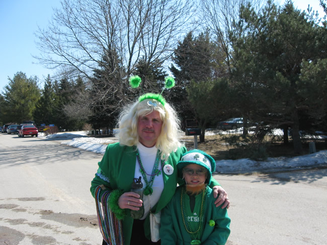 /pictures/ST Pats Float 2009 - No snow our guys keep draging/IMG_1374.jpg